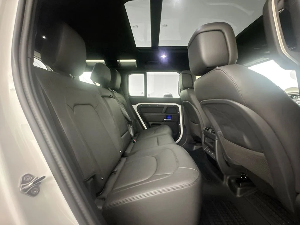 Used 2025 White Land Rover X-Dynamic SE image 26