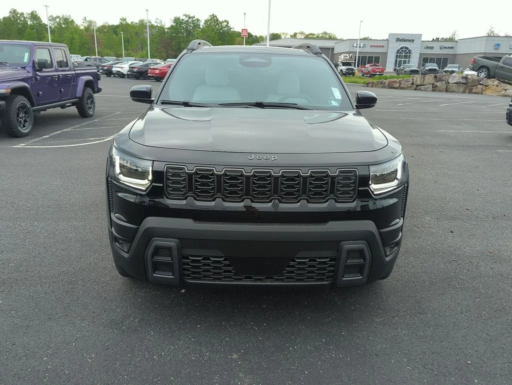 New 2026 Diamond Black Crystal Pearl-Coat Exterior Paint Jeep Limited image 3