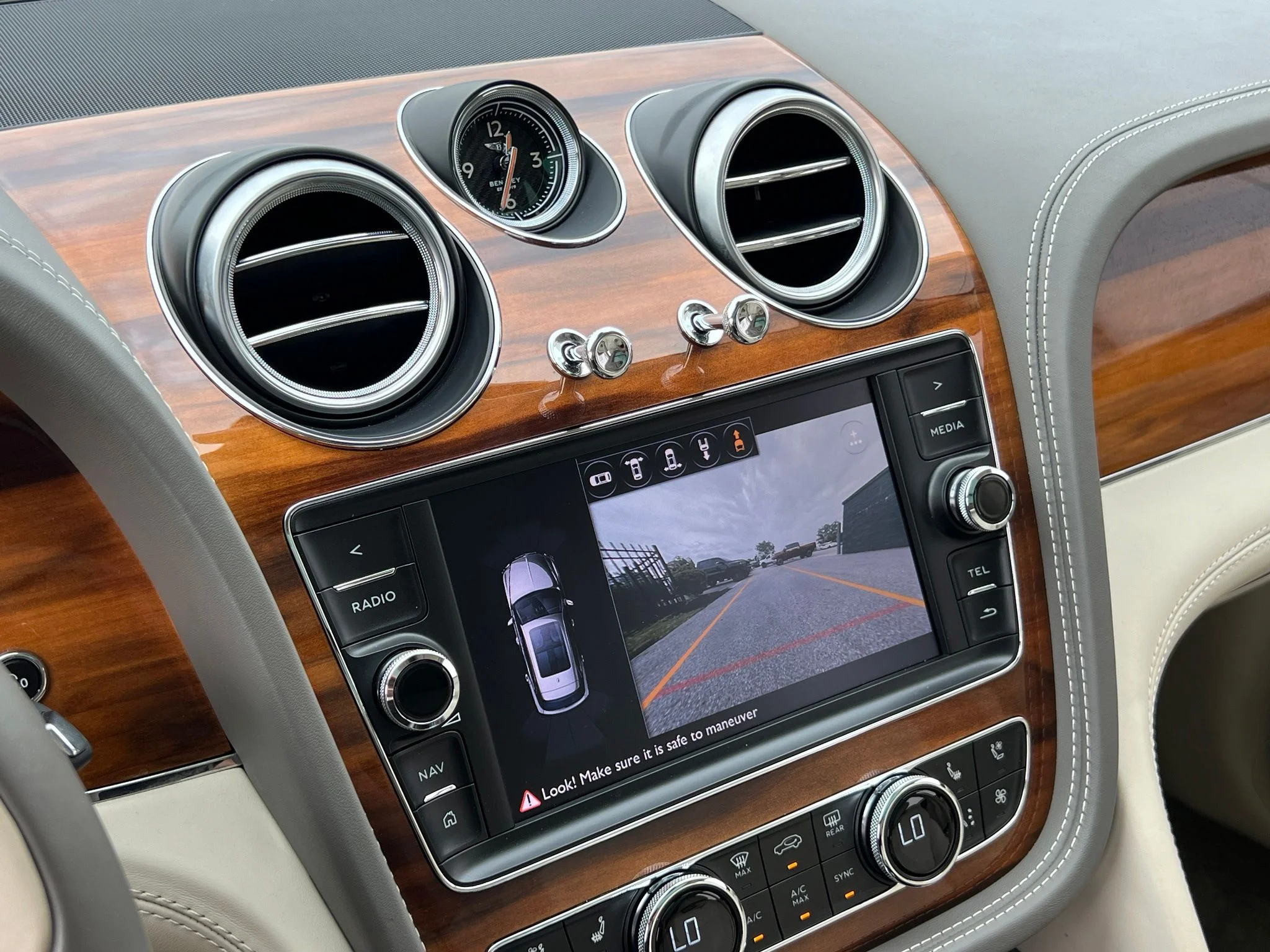 Used 2018  Bentley W12 image 30