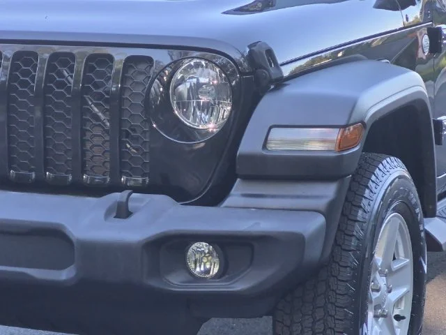 Used 2020 Black Jeep Sport image 17