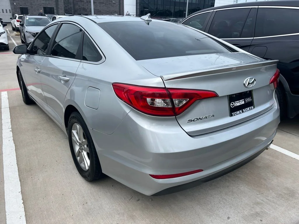 Used 2017 Silver Hyundai Base image 4