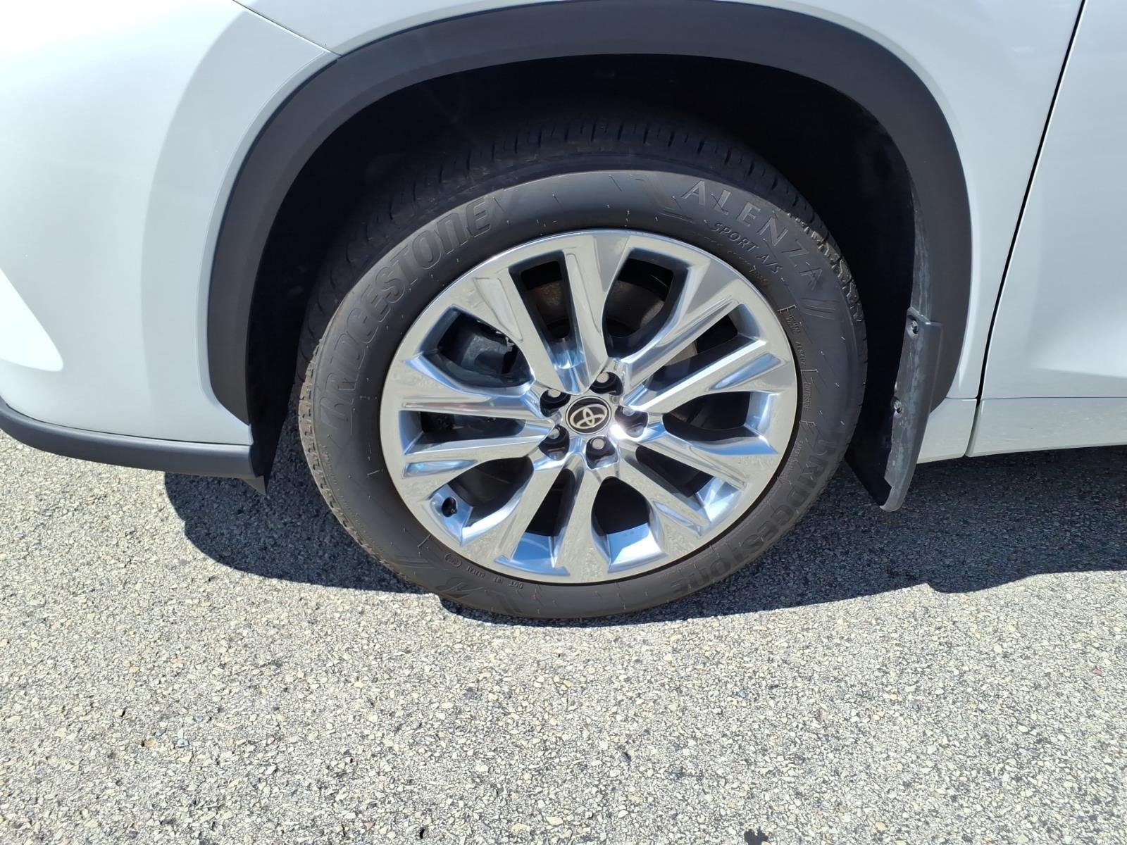 Used 2026 Wind Chill Pearl Toyota Limited image 8