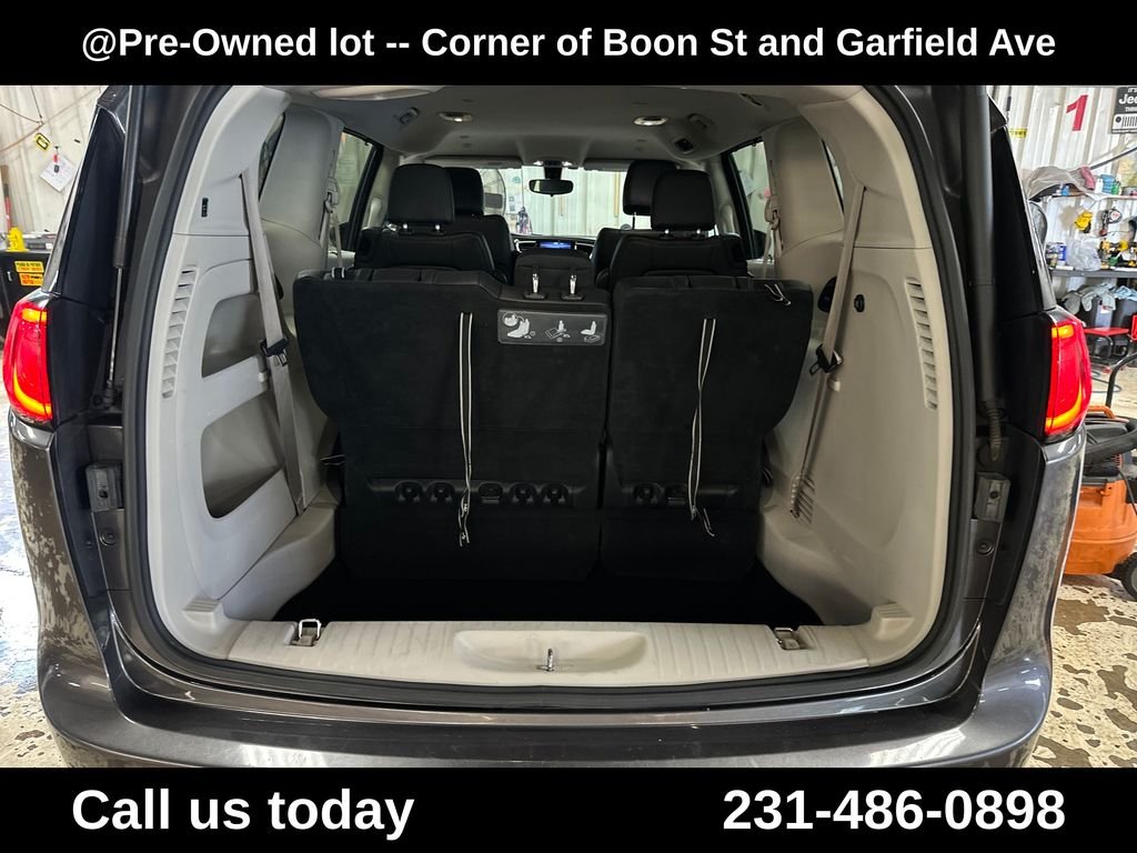 Used 2018 Gray Chrysler Touring L image 22