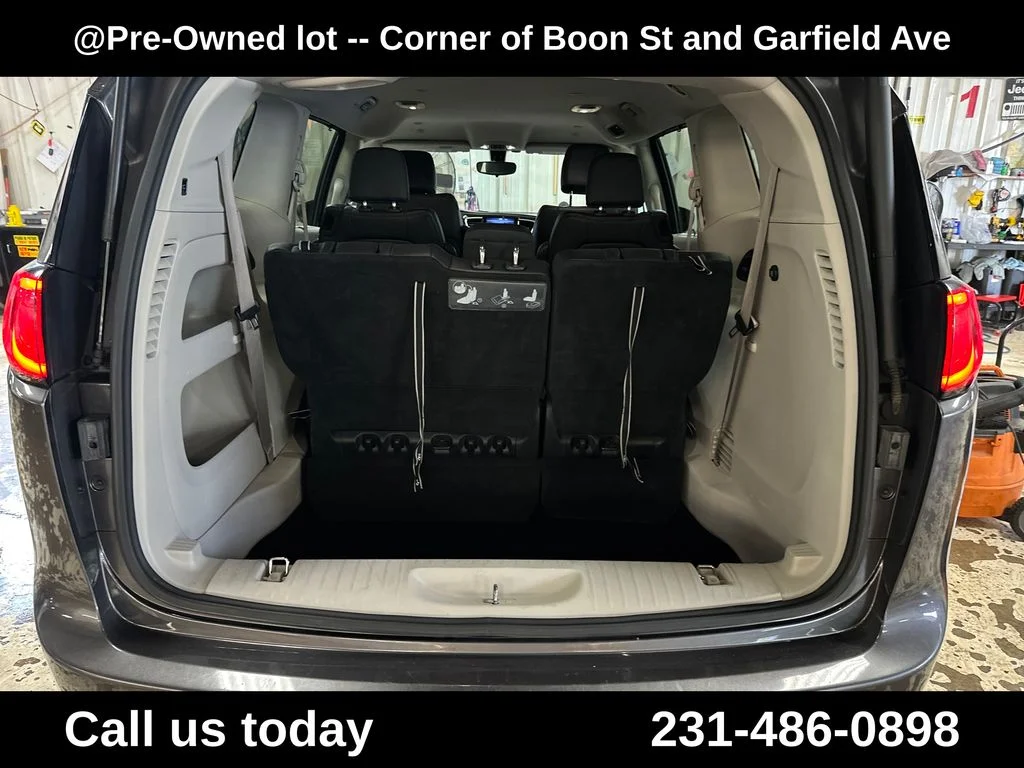 Used 2018 Gray Chrysler Touring L image 22