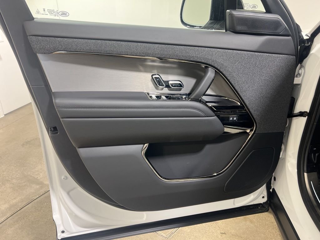 Used 2025 Ostuni Pearl White Premium Metallic Land Rover SE image 9