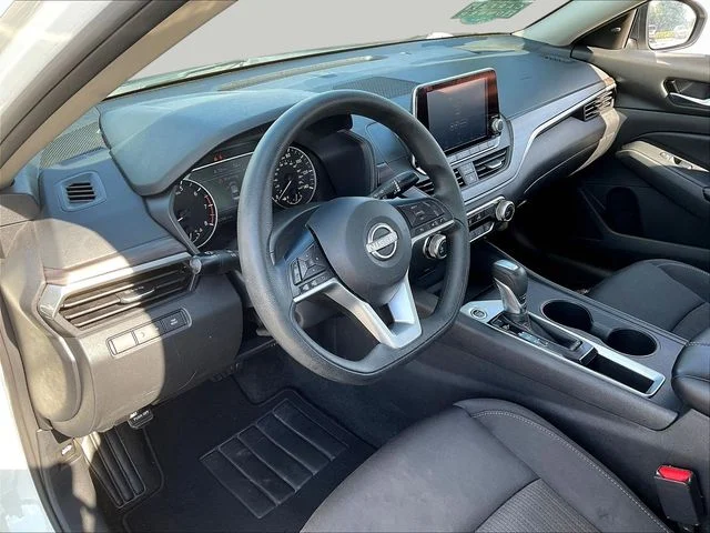 Used 2025 White Nissan 2.5 SV image 18