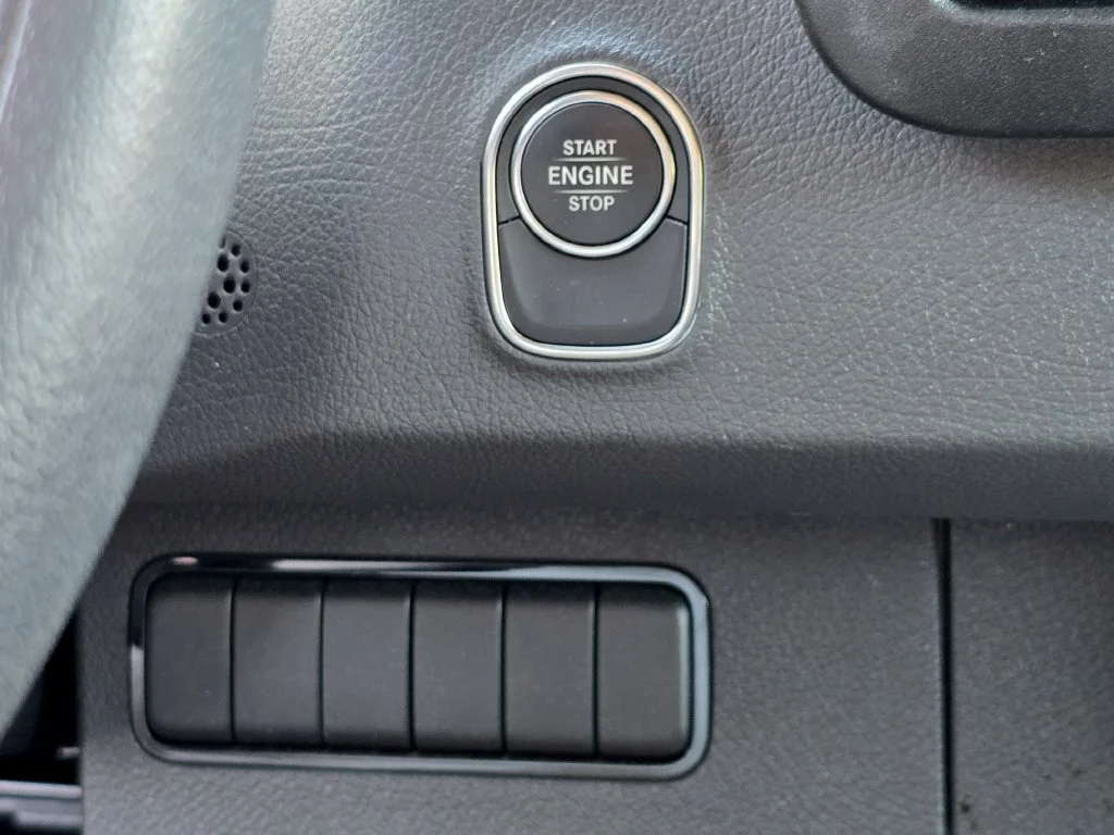 Used 2024  Mercedes-Benz Standard Roof image 18