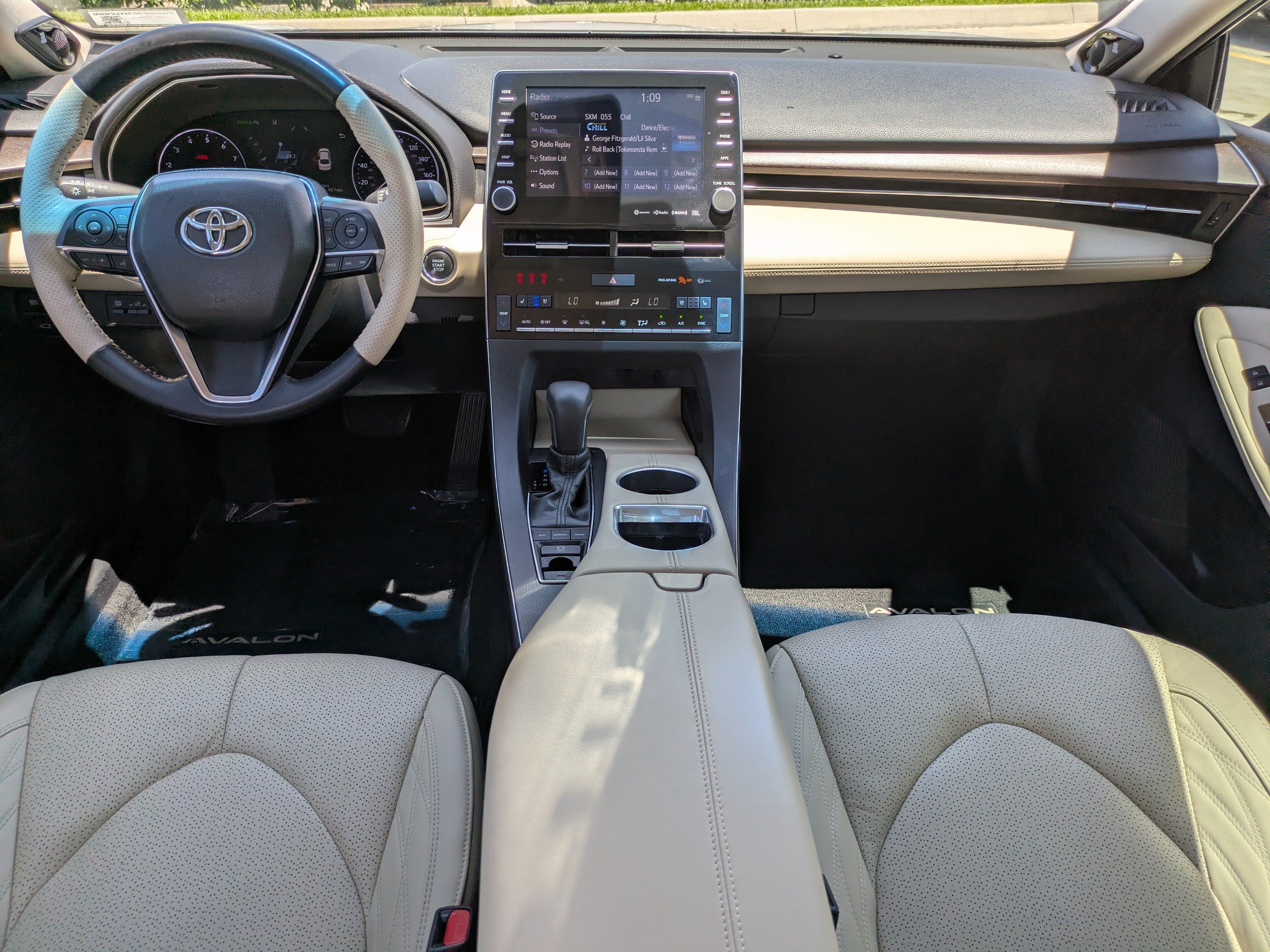 2019 Toyota Avalon Limited - Photo 13