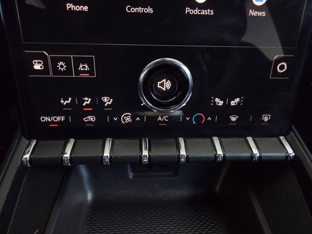 Used 2025 Ebony Twilight Metallic GMC Elevation image 31