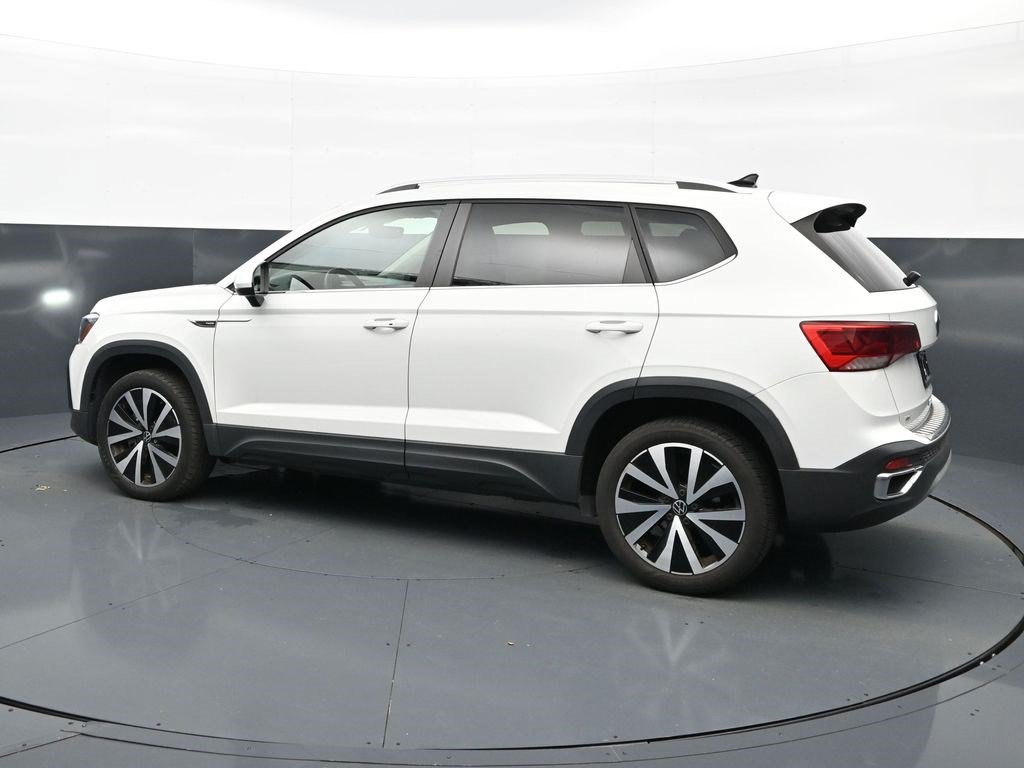 Used 2023 Pure White Volkswagen SE image 5