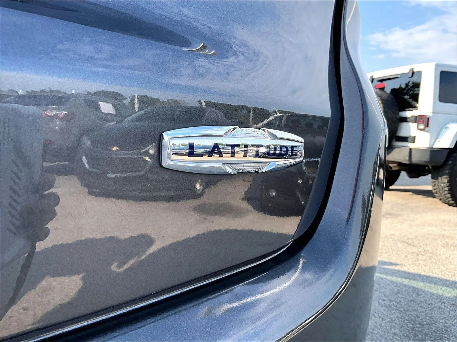 Used 2022 Gray Jeep Latitude image 7