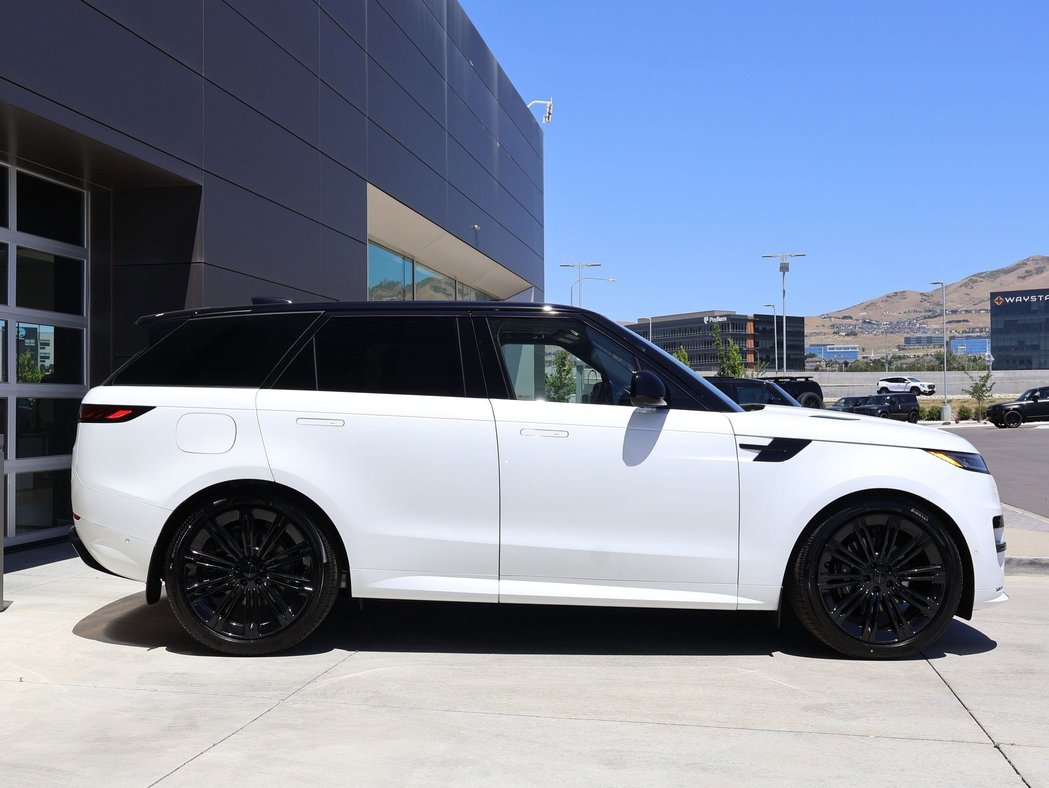 New 2026 Ostuni Pearl White LAND ROVER P400 Dynamic SE image 4