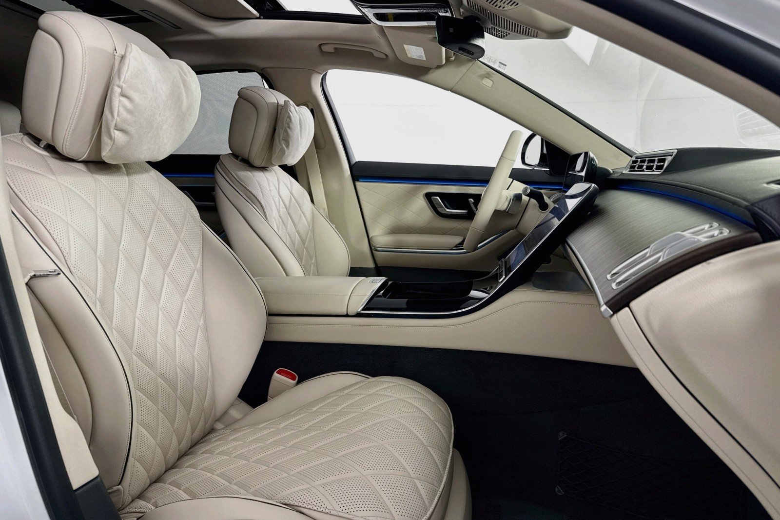 New 2026 MANUFAKTUR Moonlight White Metal Mercedes-Benz S 580e 4MATIC® Sedan image 6