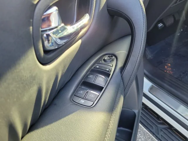 Used 2022 White Nissan SL image 18