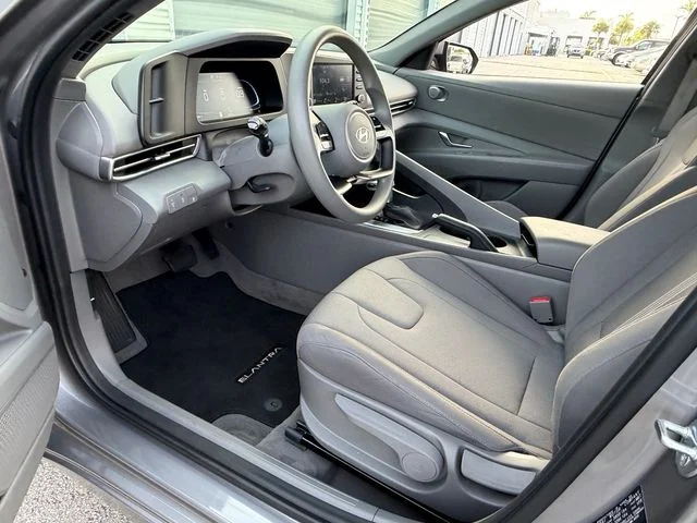 Used 2024 Metal Hyundai SE image 10