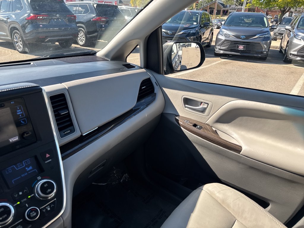 Used 2017 Gray Toyota XLE Premium image 29
