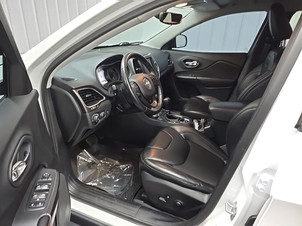 Used 2019 White Jeep Trailhawk image 31