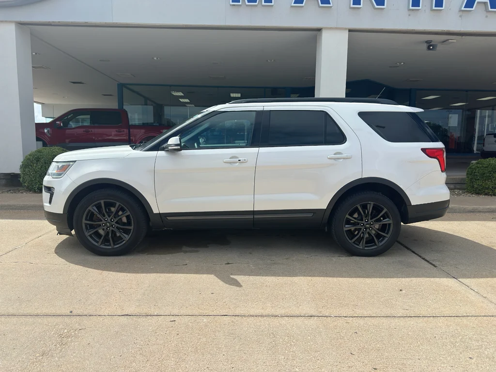 Used 2018 White Platinum Metallic Tri-Coat Ford XLT image 9