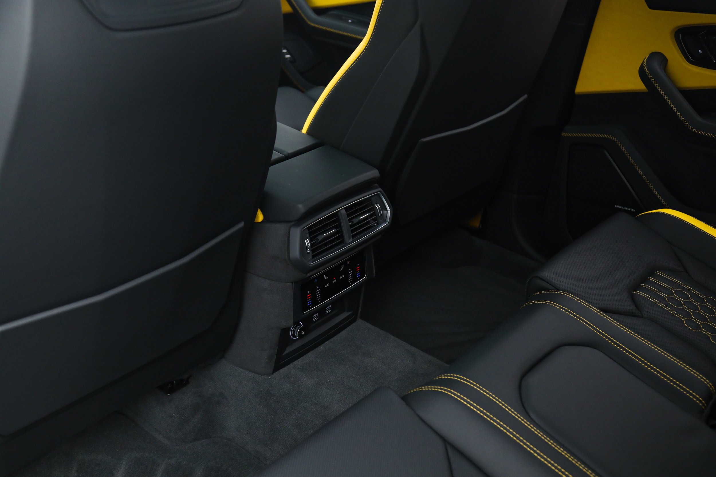 Used 2025 Yellow Lamborghini SE image 35