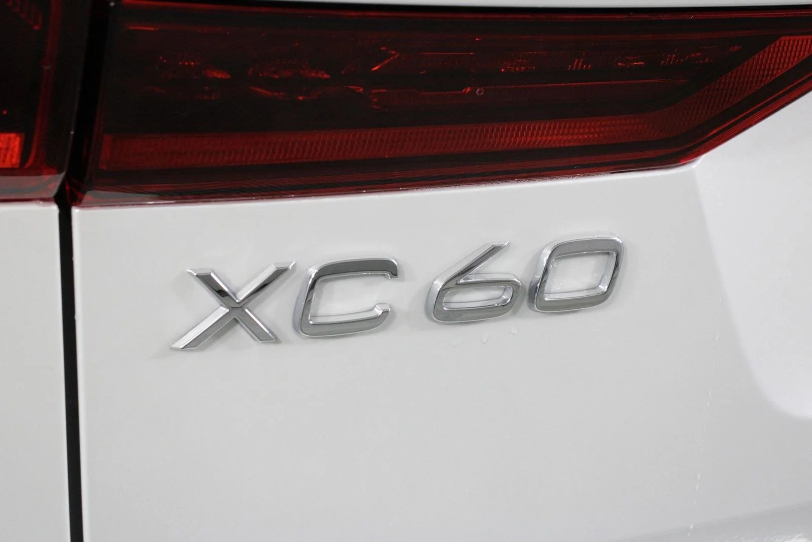 New 2026 White Volvo B5 Ultra image 16