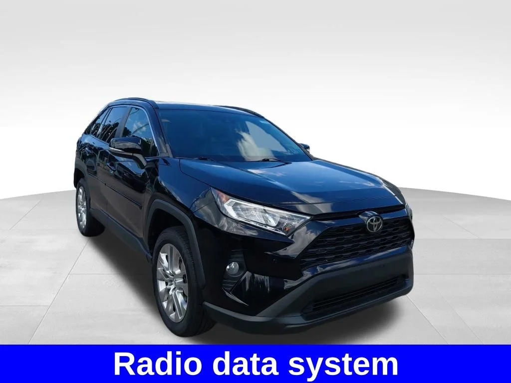 Used 2019 Midnight Black Metallic Toyota XLE Premium image 5