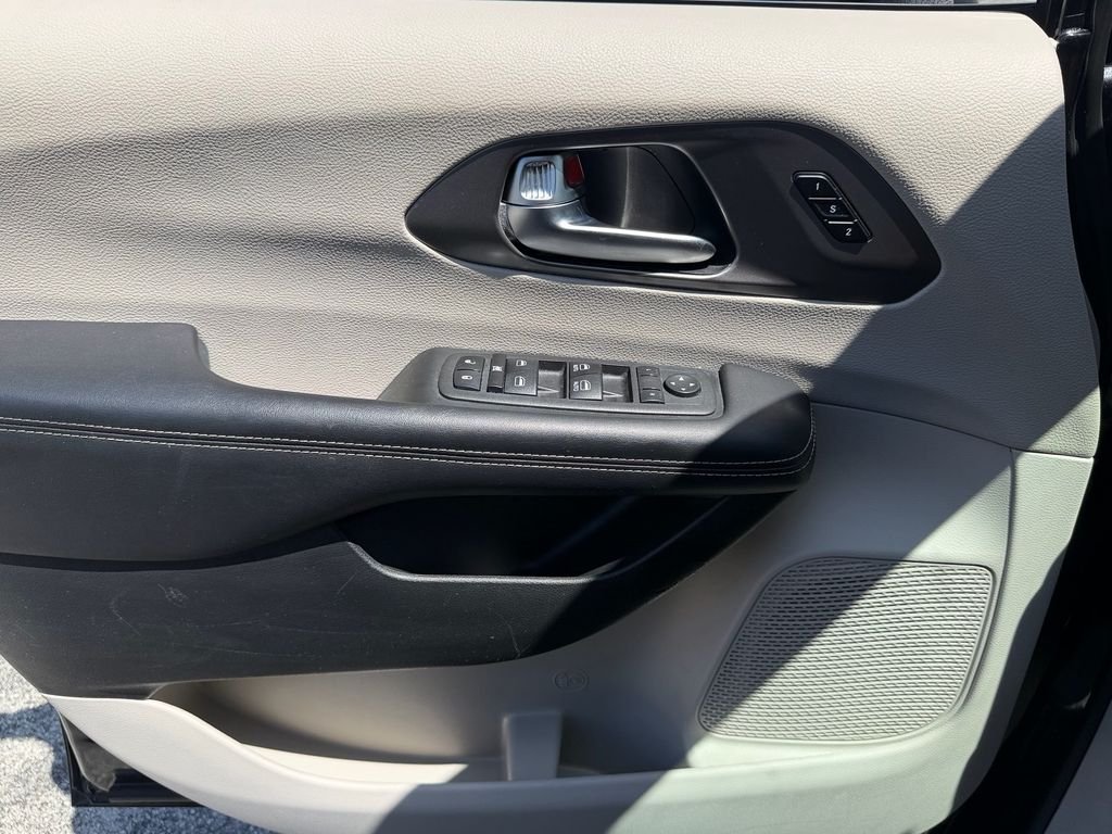 Used 2023 Black Chrysler Touring L image 33