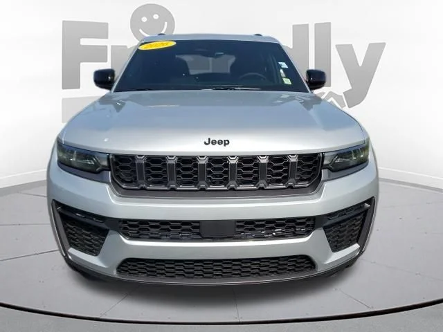New 2026 Silver Zynith Exterior Paint Jeep Laredo Altitude image 8