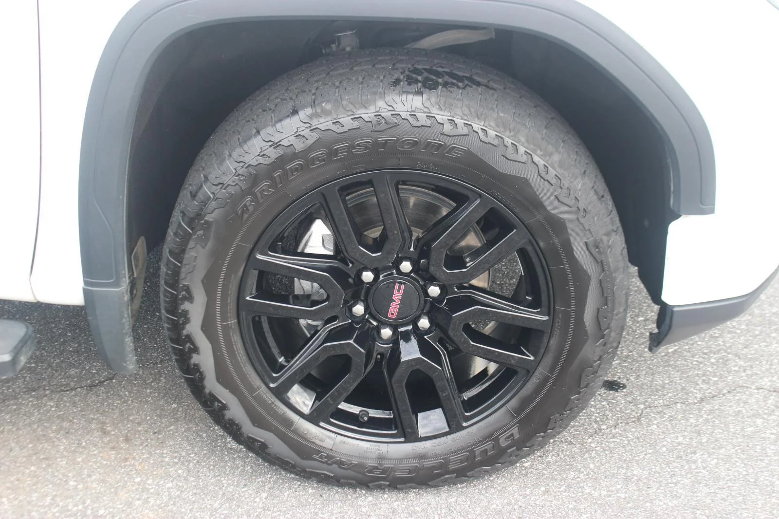 Used 2024 Summit White GMC Elevation image 35