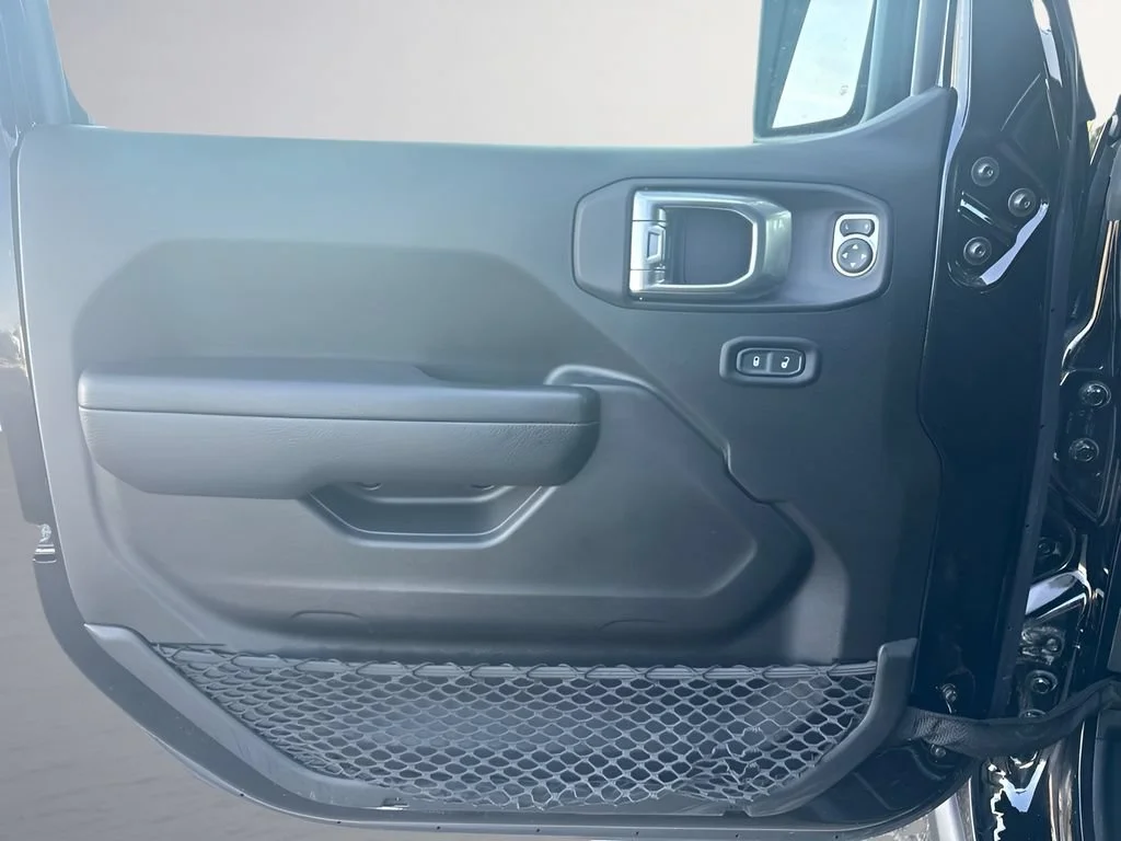 Used 2023  Jeep Mojave image 23