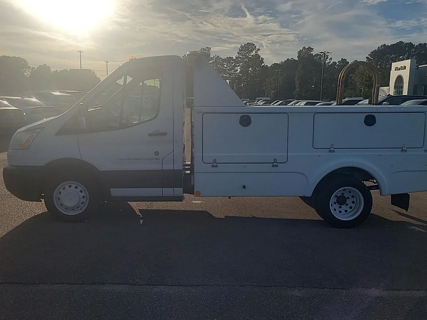 Used 2016 Oxford White Ford T-350 138" 9950 GVWR DRW image 2