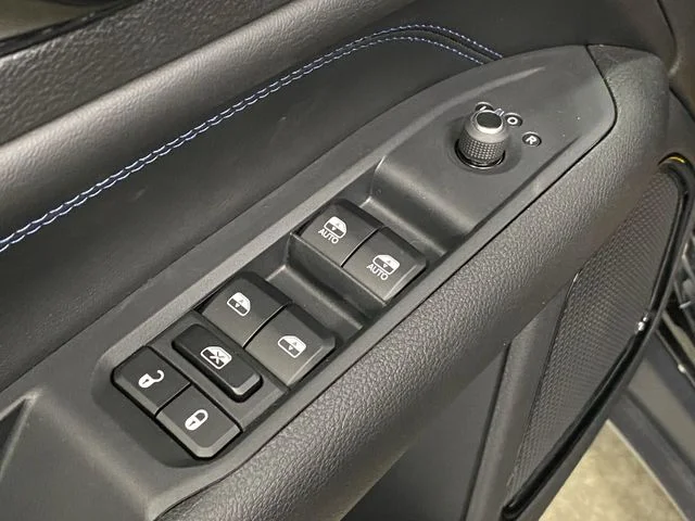 New 2026 Diamond Black Crystal Pearlcoat Jeep Latitude image 30