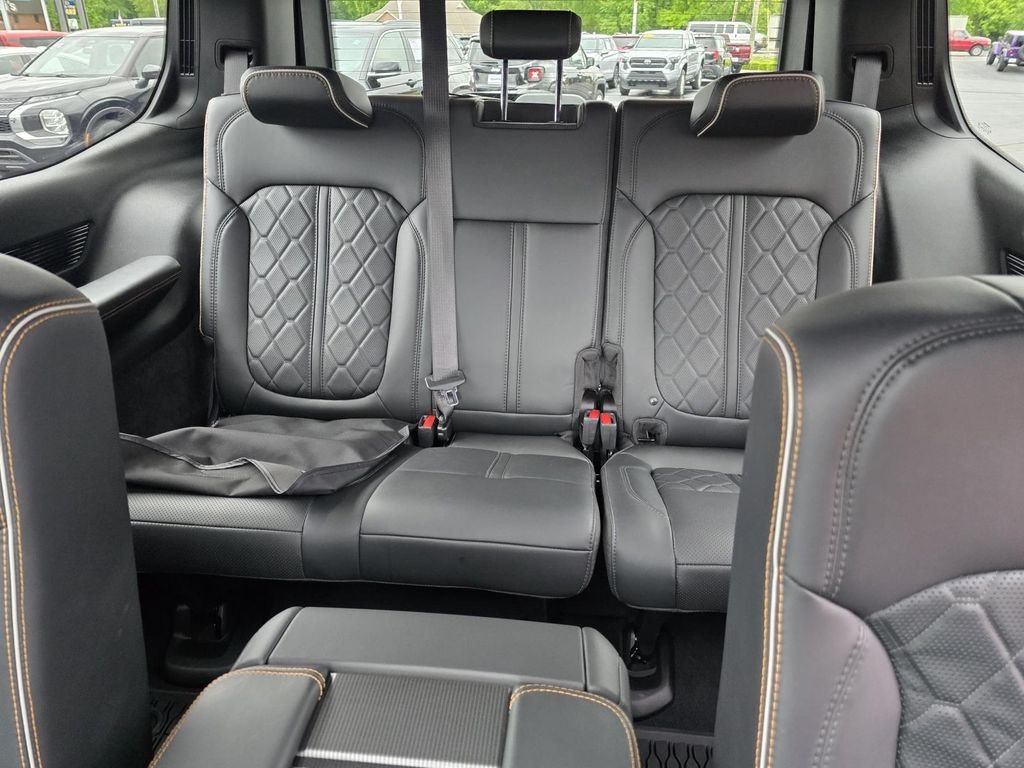 Used 2024 Diamond Black Crystal Pearlcoat Jeep Series III Obsidian image 20