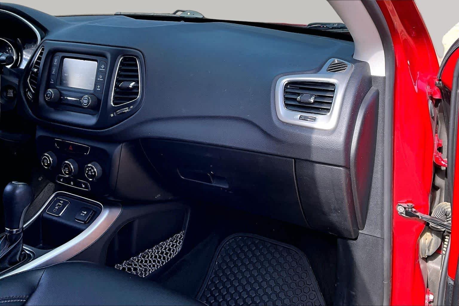 Used 2018 Redline Pearlcoat Jeep Latitude image 17