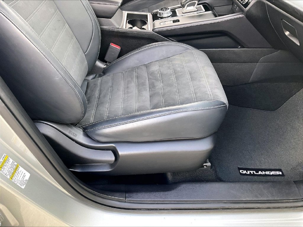 Used 2024 Silver Mitsubishi SE image 37