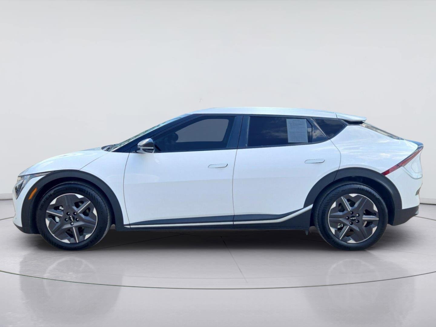 Used 2025 Glacial White Pearl Kia Light image 2