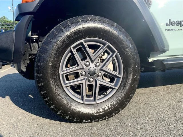 Used 2024 Gray Jeep Sport S image 9