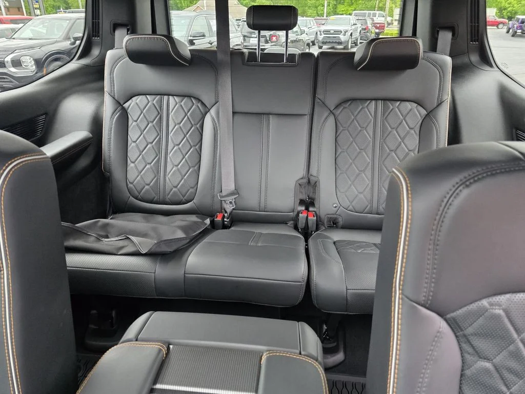 Used 2024 Diamond Black Crystal Pearlcoat Jeep Series III Obsidian image 19