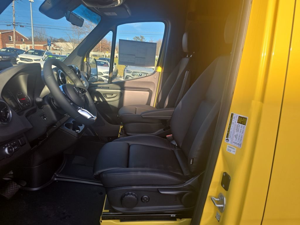 New 2026 calcite yellow Mercedes-Benz Cargo 170 WB image 9