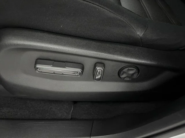 Used 2022 White Honda EX image 9