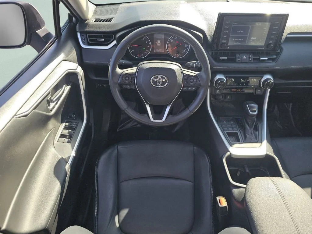 Used 2022 Silver Sky Metallic Toyota XLE Premium image 4
