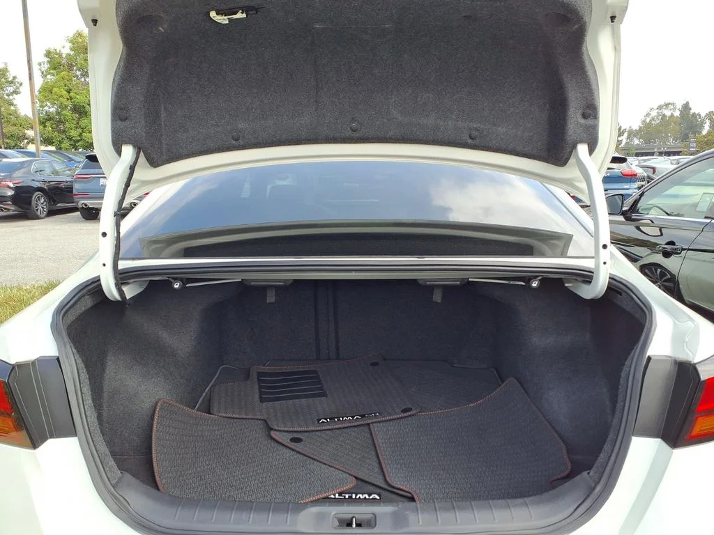 Used 2020 White Nissan 2.5 SR image 23