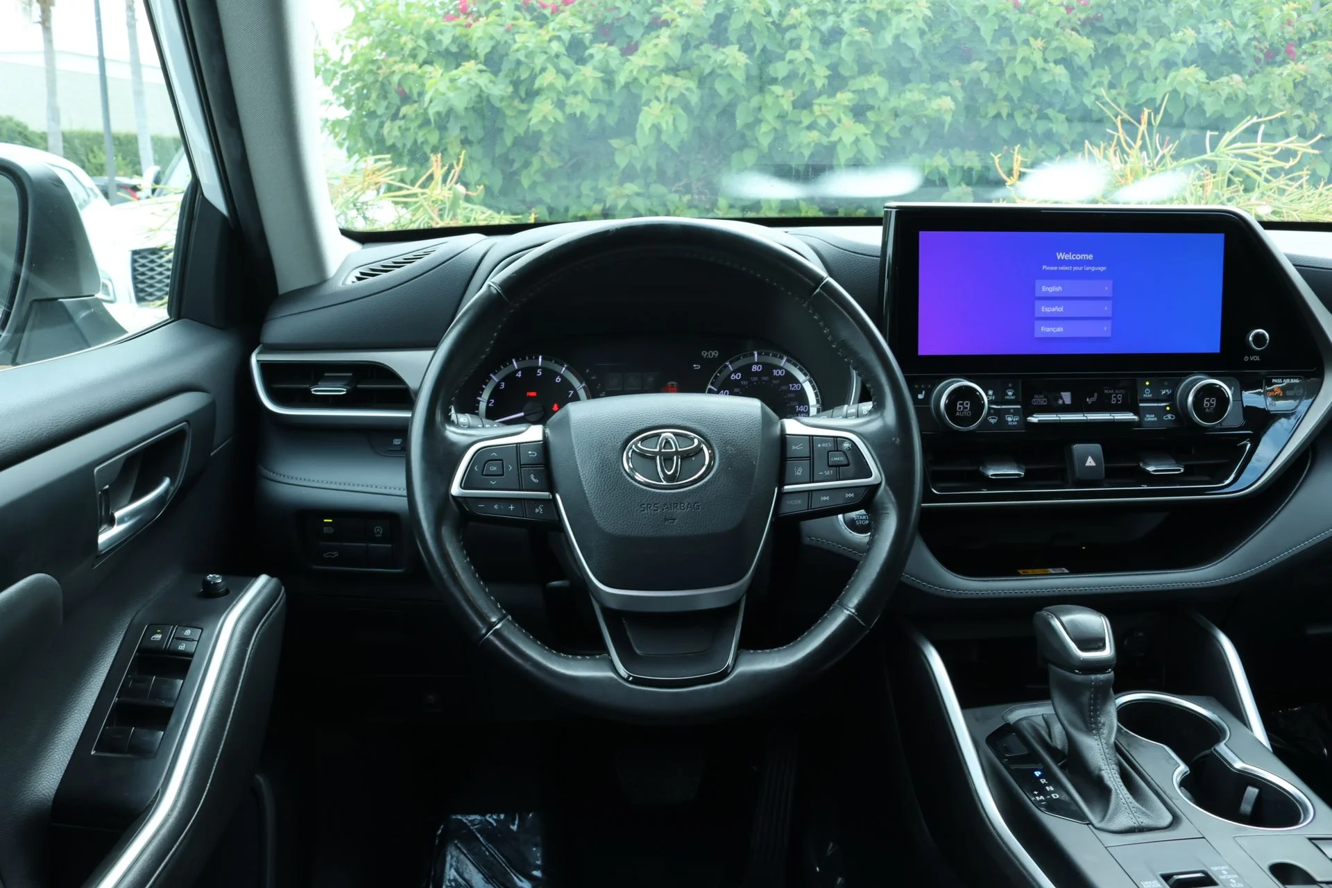 Used 2023 Beige Toyota XLE image 8