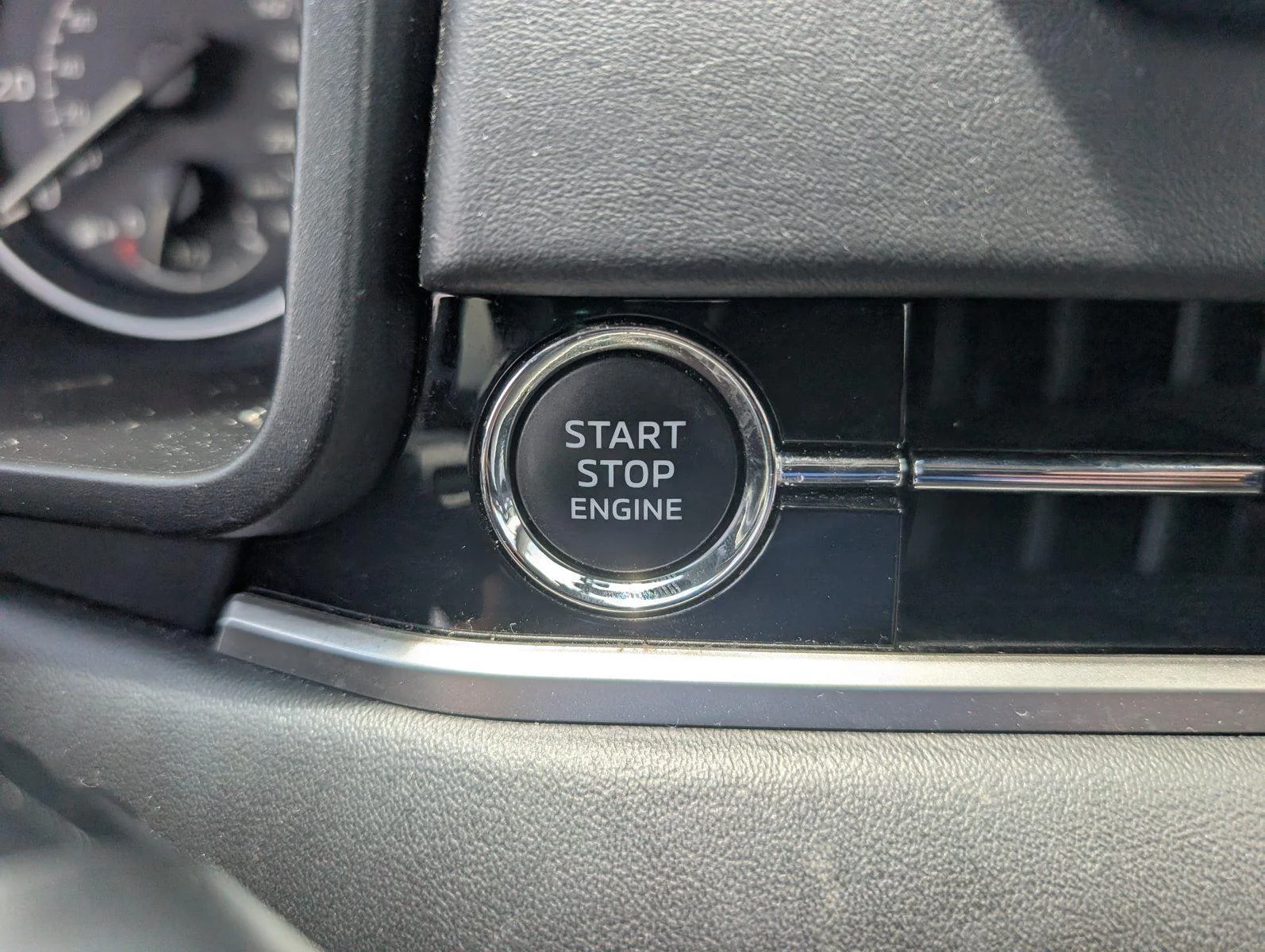 Used 2024 Cosmic Blue Metallic Mitsubishi SE image 25