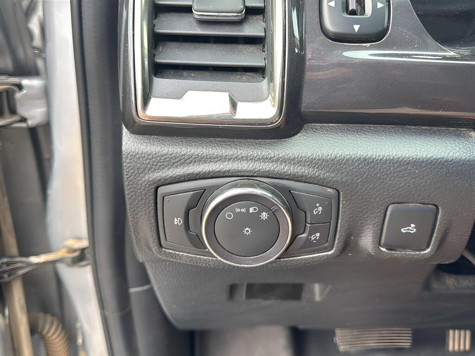 Used 2020 Iconic Silver Ford LARIAT image 11