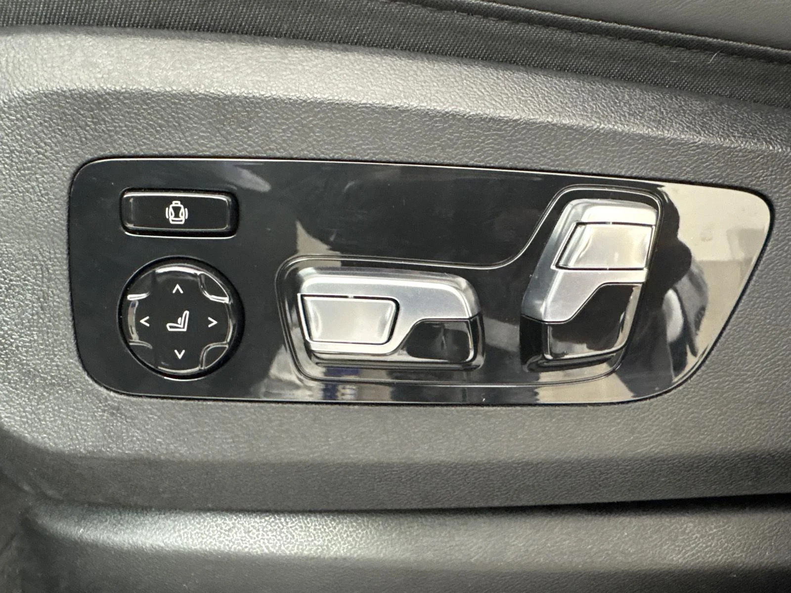 Used 2024 Brooklyn Grey Metallic BMW M60i image 8