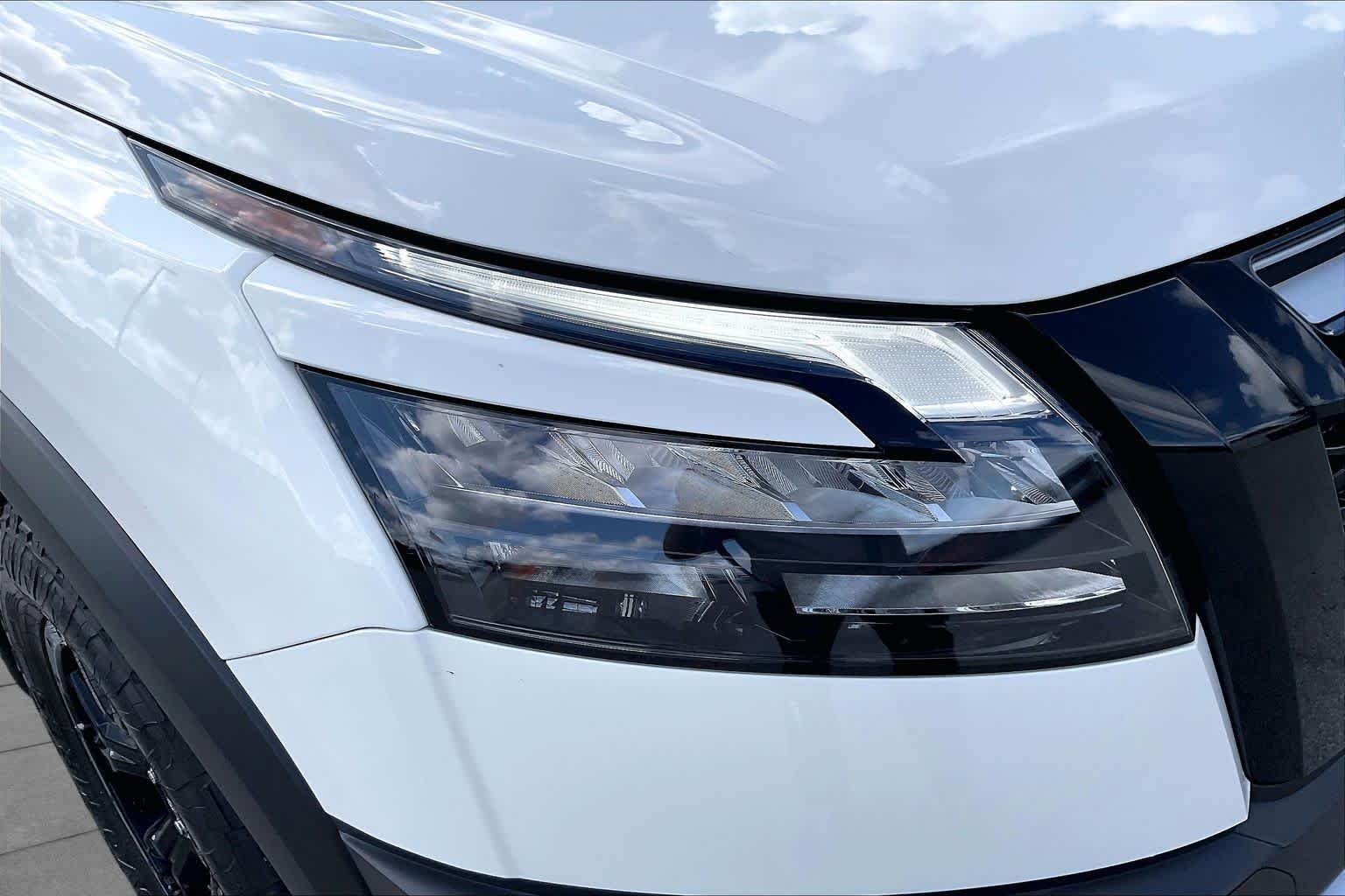 Used 2025 Glacier White Nissan Rock Creek image 27