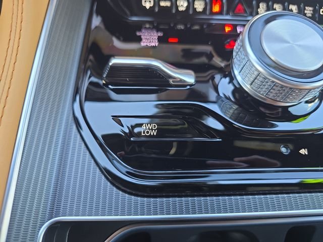New 2026 Silver-Zynith Exterior Paint Jeep Summit Reserve image 22