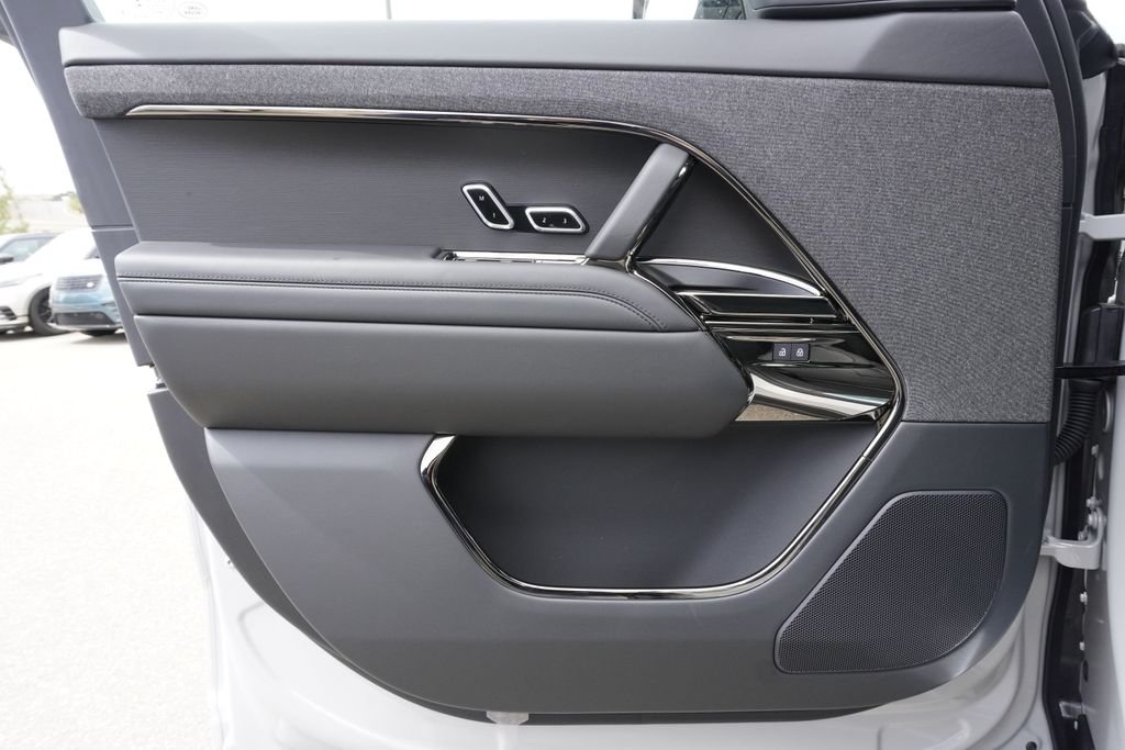 New 2026 Borasco Grey Land Rover SE image 17