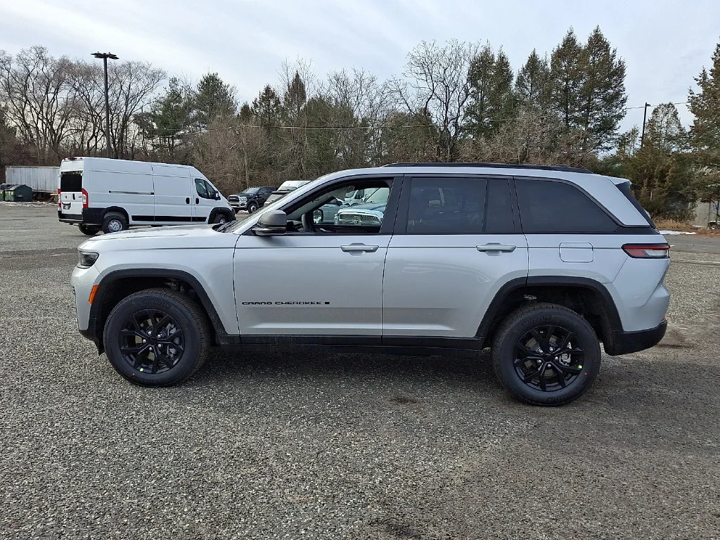 New 2026 Silver Zynith Exterior Paint Jeep Laredo Altitude image 5