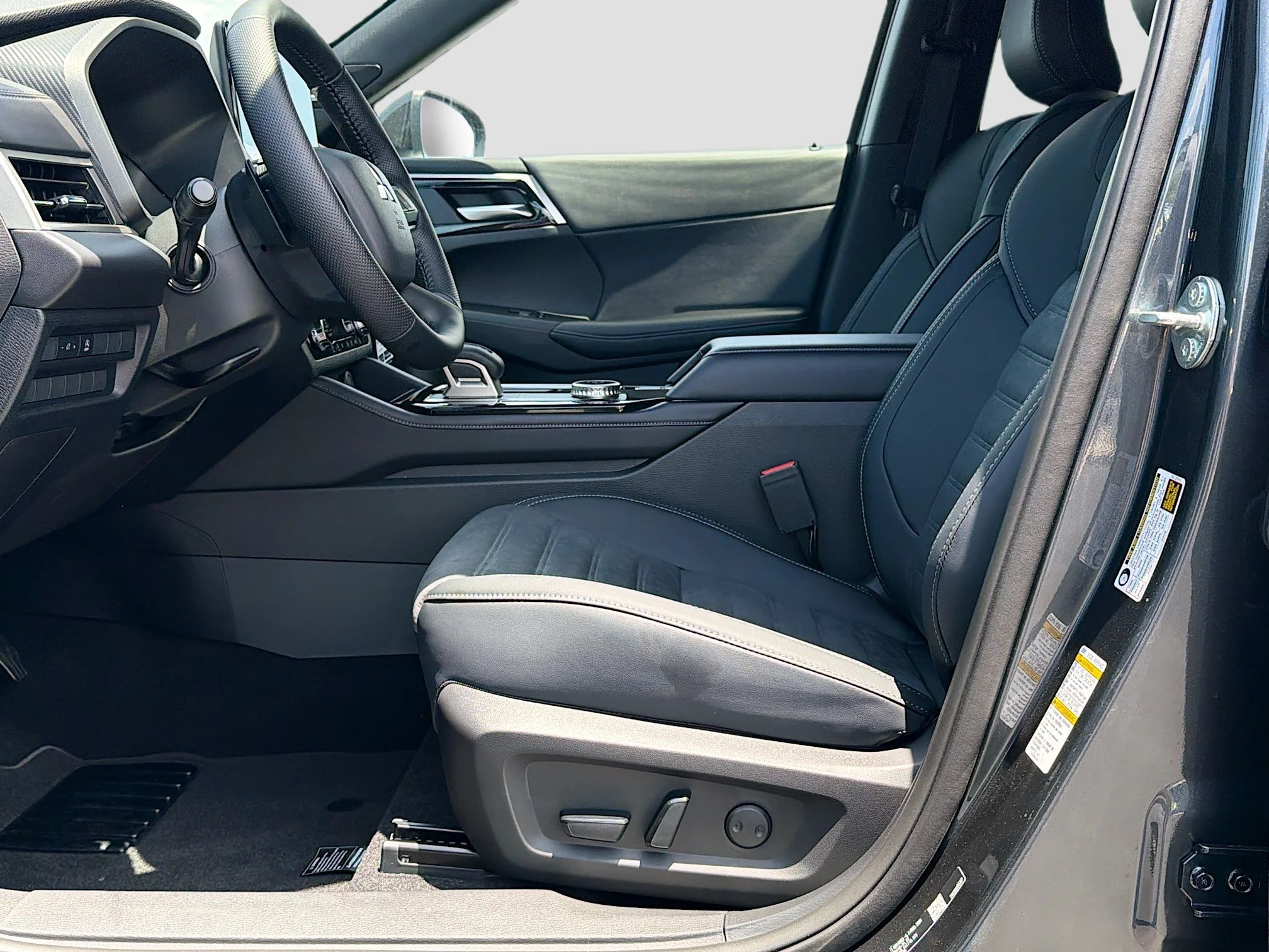 New 2026 Graphite Gray Mitsubishi LE 1.5T 2WD image 19